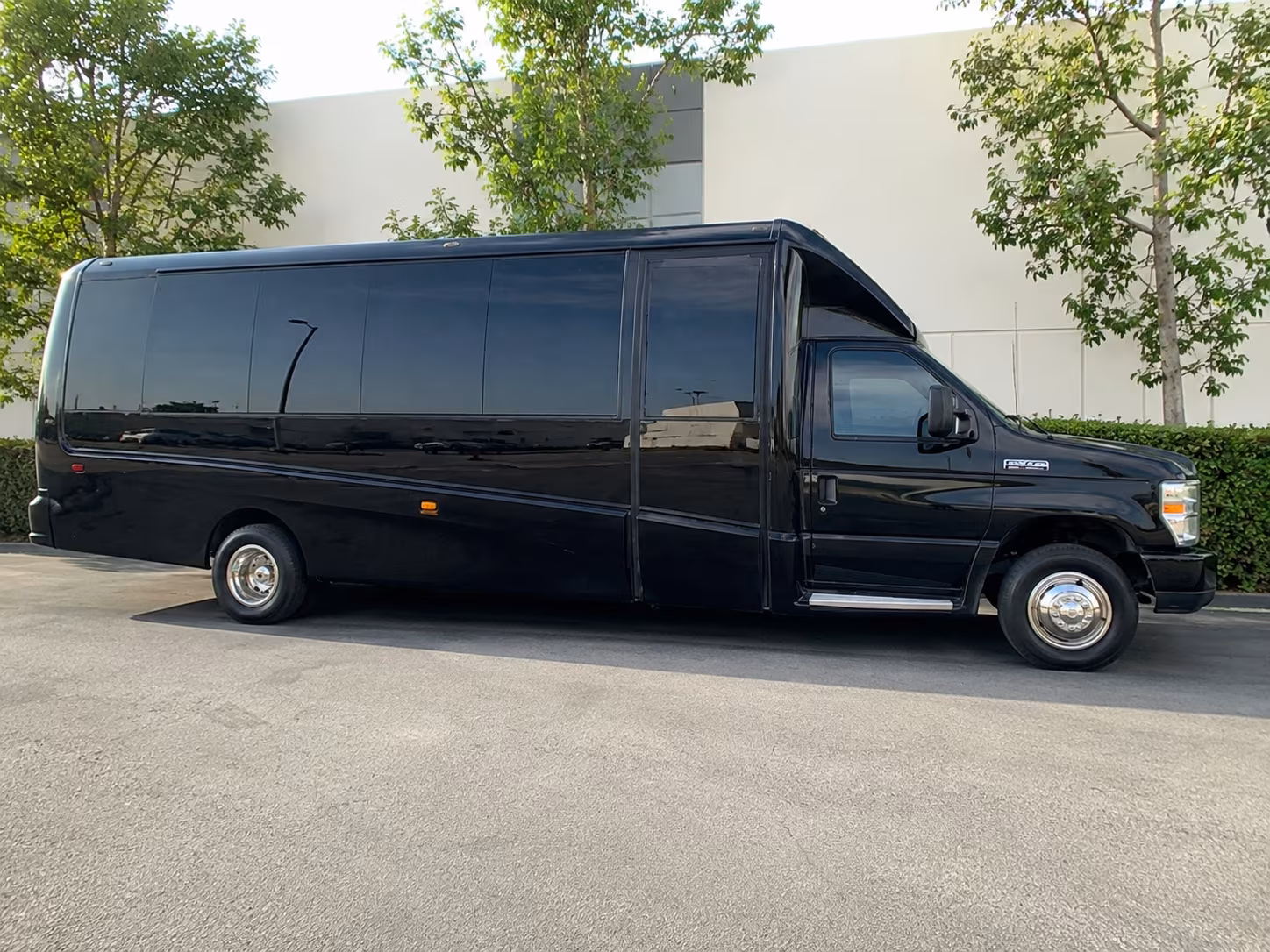guest shuttles to twisted vine and wedding venues around fullerton